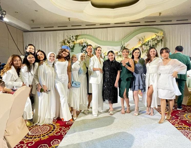 Gaya artis di pesta anniversary Ayu Dewi dan suami (Instagram/@astridkuya)