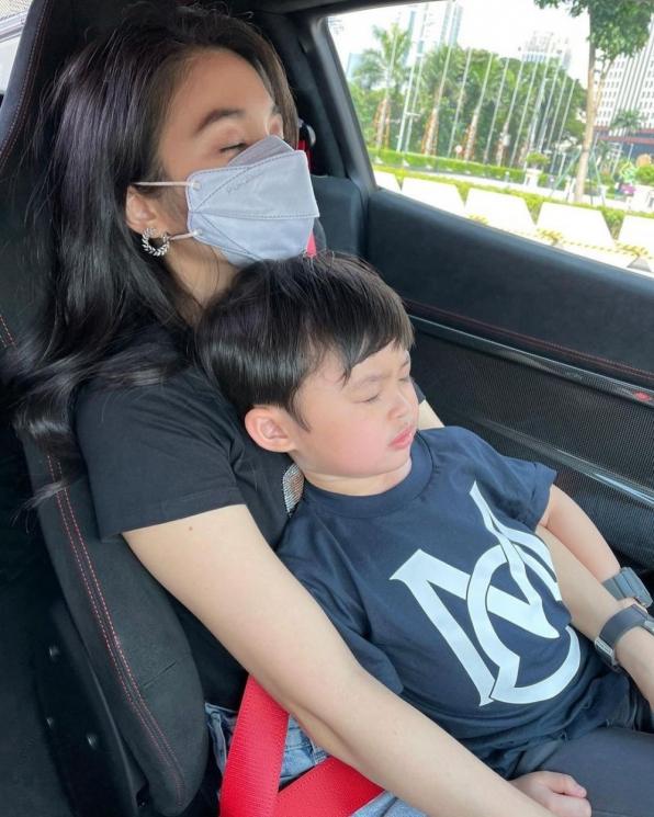 Pose Artis Indonesia saat Tidur Bareng Anak (instagram/@sandradewi88)