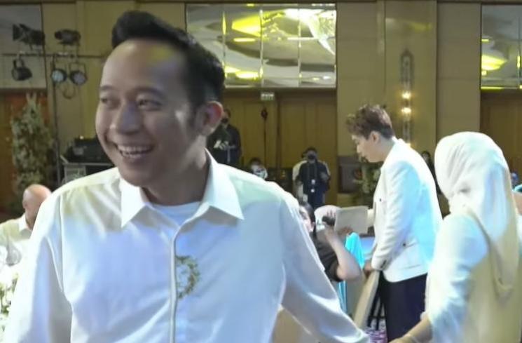 Gaya artis di pesta anniversary Ayu Dewi dan suami (YouTube/Ayu Dewi)