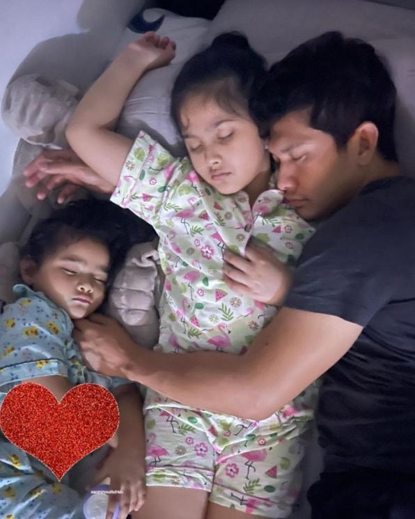 Pose Artis Indonesia saat Tidur Bareng Anak (instagram/@audyitem)