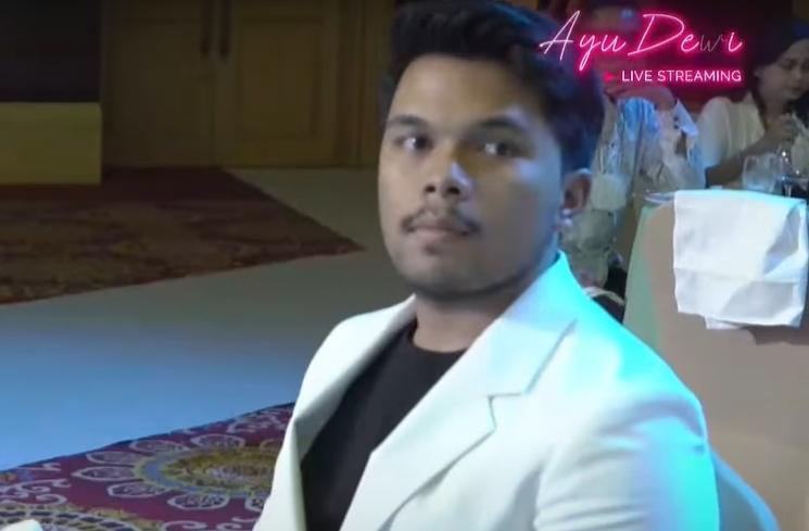 Gaya artis di pesta anniversary Ayu Dewi dan suami (YouTube/Ayu Dewi)