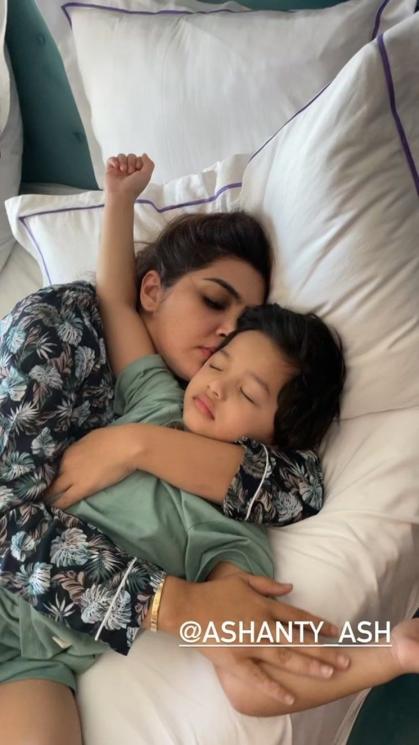 Pose Artis Indonesia saat Tidur Bareng Anak (instagram/@ananghijau)