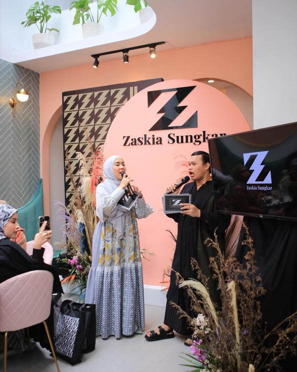 Momen opening butik baru Zaskia Sungkar. (Instagram/@zaskiasungkar15) 