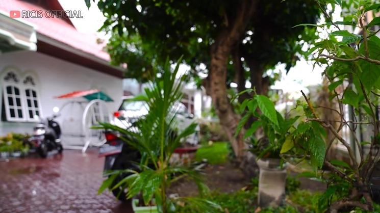 Potret Rumah Mertua Ria Ricis di Aceh (YouTube/Ria Ricis)