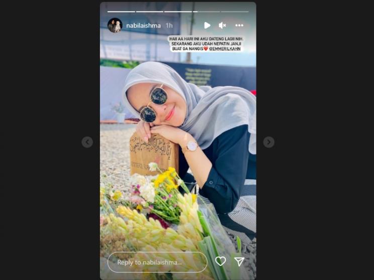 Nabila Ishma Datangi Makam Eril. (Instagram/nabilaishma)