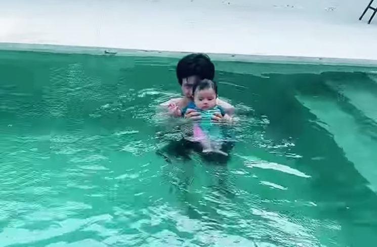 Momen Gemas Ameena Renang Pakai Pelampung Kepala. (Instagram/@aurelie.hermansyah)