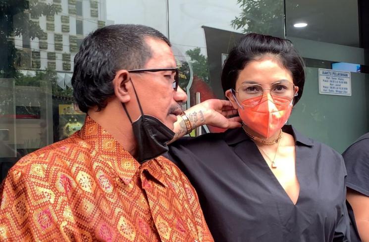 Nikita Mirzani di Gedung Divisi Propam Polri [MataMata.com/Adiyoga Priyambodo]