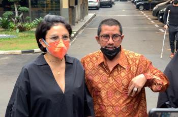 Cuek dan Serba Hitam, Gaya Nikita Mirzani ke Propam Polri Curi Perhatian
