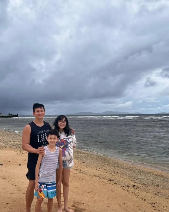 Momen Marcelino Lefrandt momong anak. (Instagram/@marcelinolefrandt)