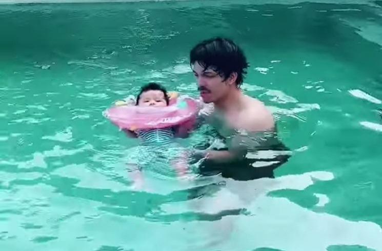 Momen Gemas Ameena Renang Pakai Pelampung Kepala. (Instagram/@aurelie.hermansyah)