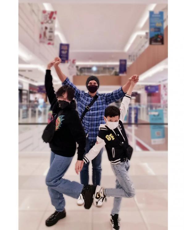 Momen Marcelino Lefrandt momong anak. (Instagram/@marcelinolefrandt)