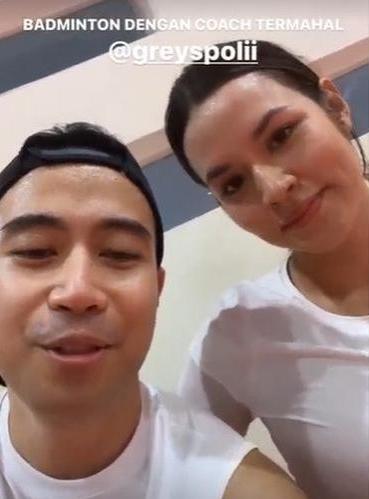 Momen Raisa Main Bulu Tangkis Bareng Greysia Polii dan Vidi Aldiano. (Instagram/raisa6690)