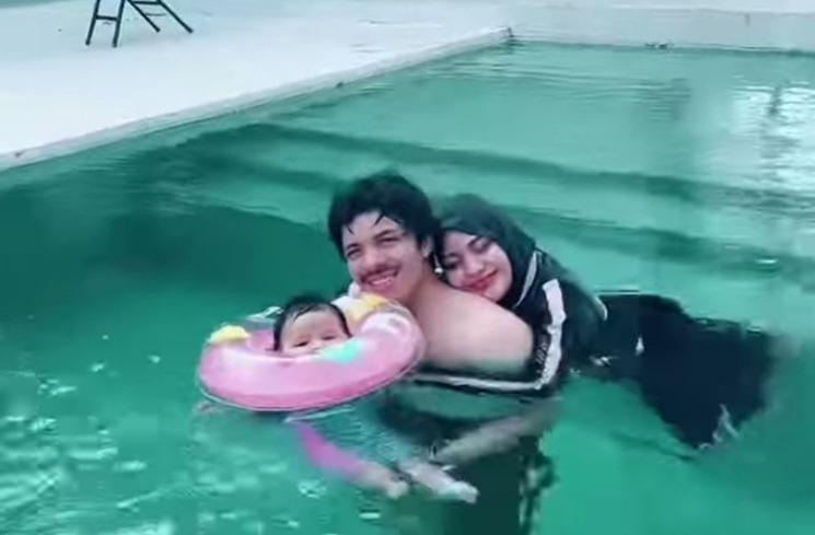 Momen Gemas Ameena Renang Pakai Pelampung Kepala. (Instagram/@aurelie.hermansyah)