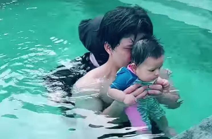Momen Gemas Ameena Renang Pakai Pelampung Kepala. (Instagram/@aurelie.hermansyah)