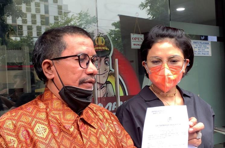 Nikita Mirzani di Gedung Divisi Propam Polri [MataMata.com/Adiyoga Priyambodo]