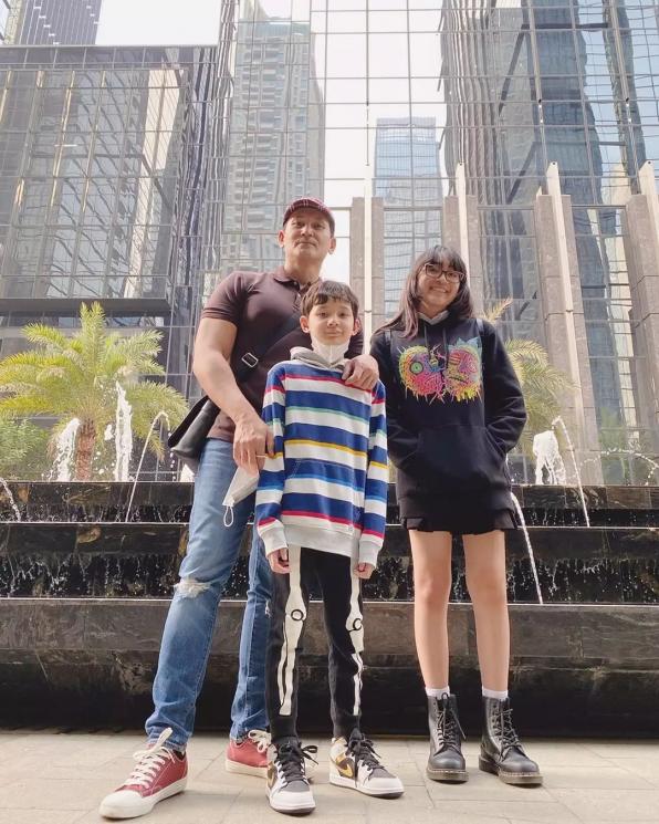 Momen Marcelino Lefrandt momong anak. (Instagram/@marcelinolefrandt)