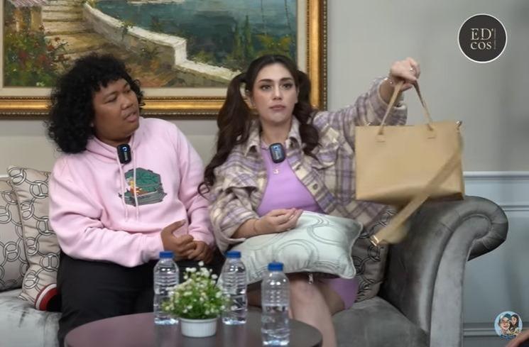Celine Evangelista pakai tas Rp100 ribua. (YouTube/Dapur Bincang Online)