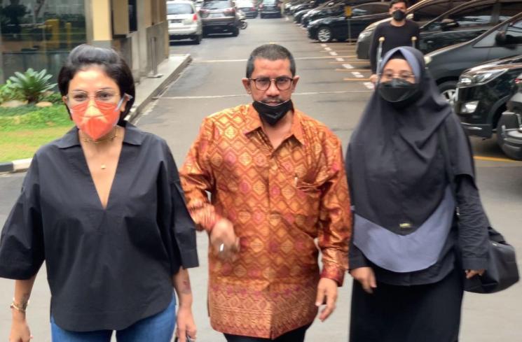 Nikita Mirzani di Gedung Divisi Propam Polri [MataMata.com/Adiyoga Priyambodo]