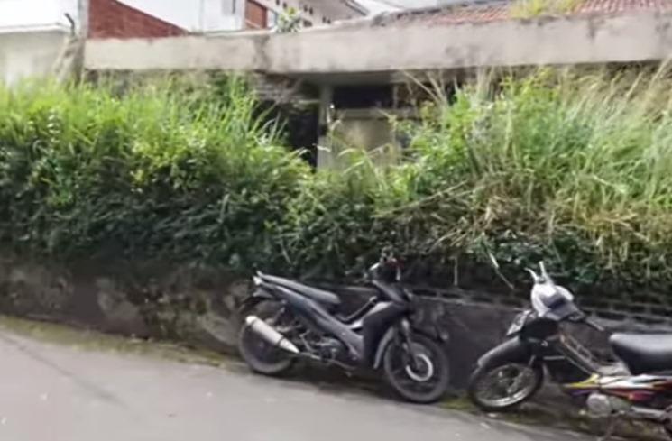Rumah Cut Keke yang Terbengkalai. (YouTube/Hardi ArtVenture)