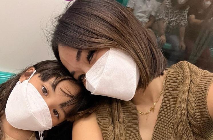 Momen Gisella Anastasia dan Gempi liburan di Singapura. (Instagram/@gisel_la)
