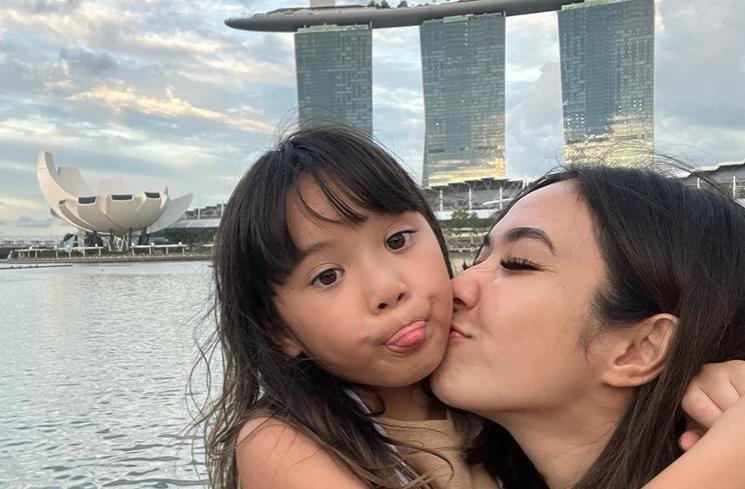 Momen Gisella Anastasia dan Gempi liburan di Singapura. (Instagram/@gisel_la)
