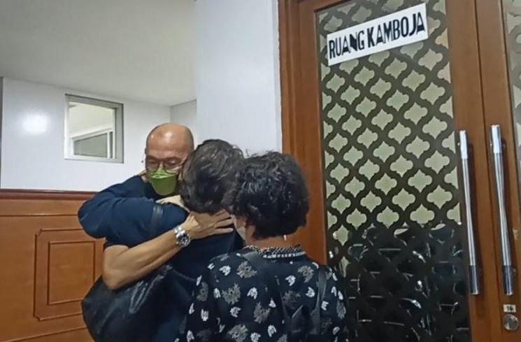 Putra Rima Melati, Aditya Tubuan menunggu jenazah sang ibu di RSPAD Jakarta Pusat. [Matamata.com/Rena Pangesti]