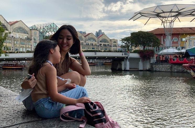 Momen Gisella Anastasia dan Gempi liburan di Singapura. (Instagram/@gisel_la)