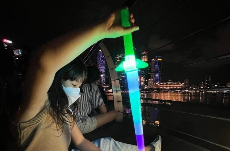 Momen Gisella Anastasia dan Gempi liburan di Singapura. (Instagram/@gisel_la)