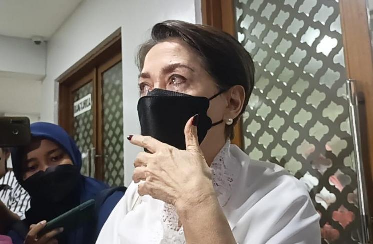Widyawati melayat Rima Melati di Rumah Duka Sentosa, RSPAD, Jakarta Pusat pada Kamis (23/6/2022). (MataMata.com/Rena Pangesti)