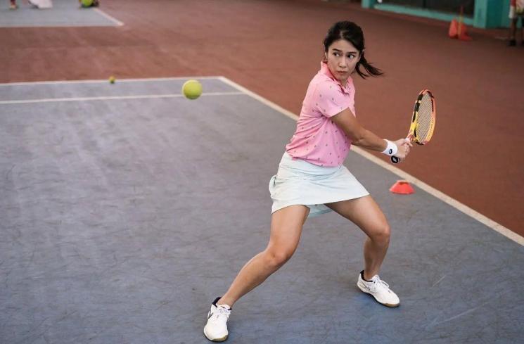 Gaya Dian Sastro Latihan Tenis (instagram/@therealdisastr)