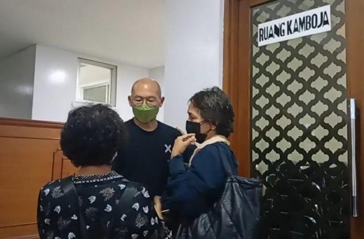 Putra Rima Melati, Aditya Tubuan menunggu jenazah sang ibu di RSPAD Jakarta Pusat. [Matamata.com/Rena Pangesti]