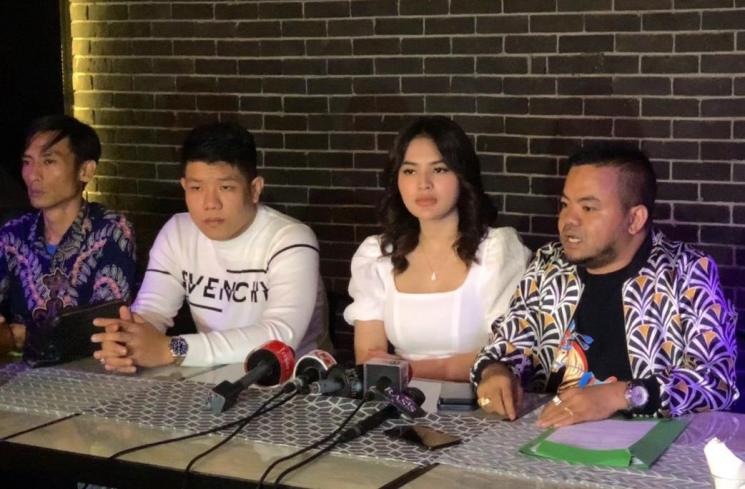 Iqlima Kim menggelar konferensi pers soal mencabut kuasa untuk Razman Arif Nasution sebagai pengacara di kawasan Jakarta Selatan, Jumat (24/6/2022). (MataMata.com/Adiyoga Priyambodo)