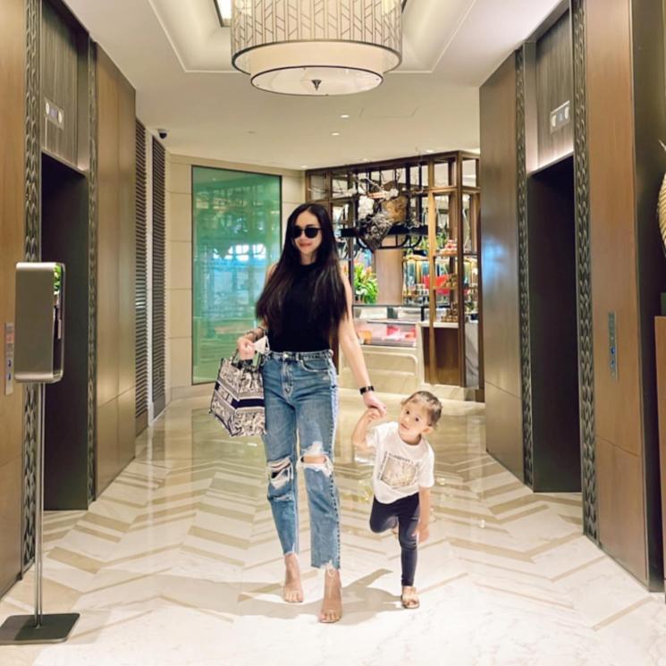 Momen single mom momong anak. (Instagram/@aurakasih)
