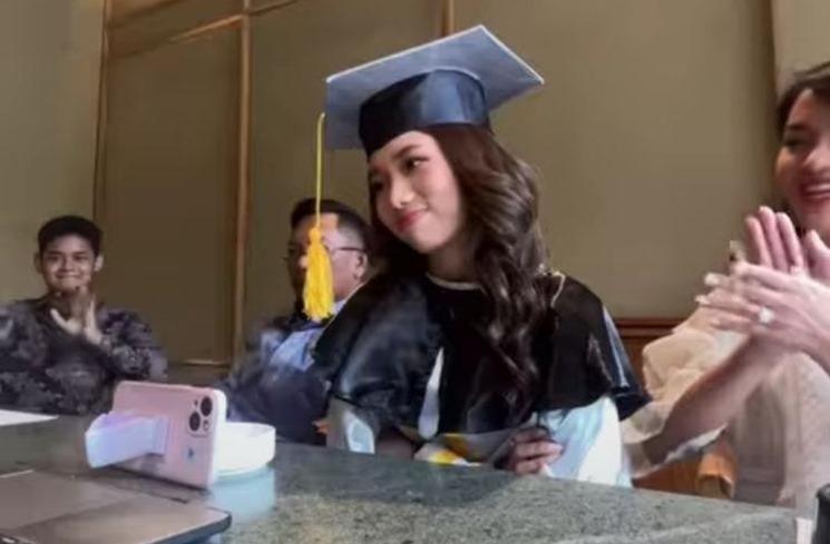 Potret Wisuda Jasmine Anak Ririn Ekawati (instagram/@ririnekawati)