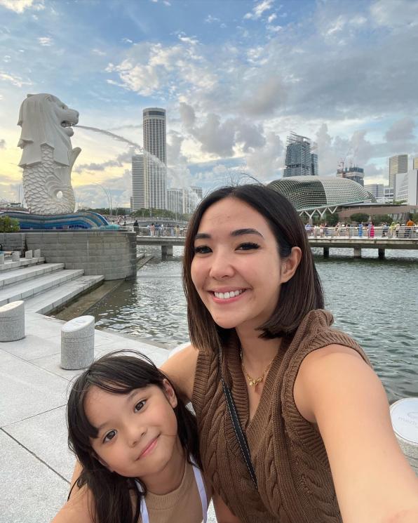 Momen single mom momong anak. (Instagram/@gisel_la)