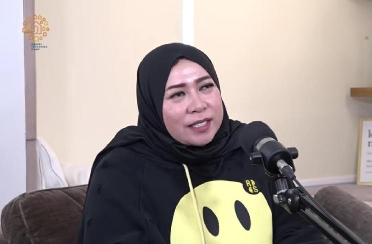 Melly Goeslaw ungkap alasan berhijab. (YouTube/Daniel Mananta Network)