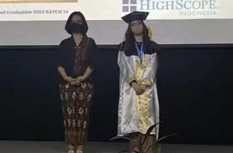 Potret Wisuda Jasmine Anak Ririn Ekawati (instagram/@ririnekawati)