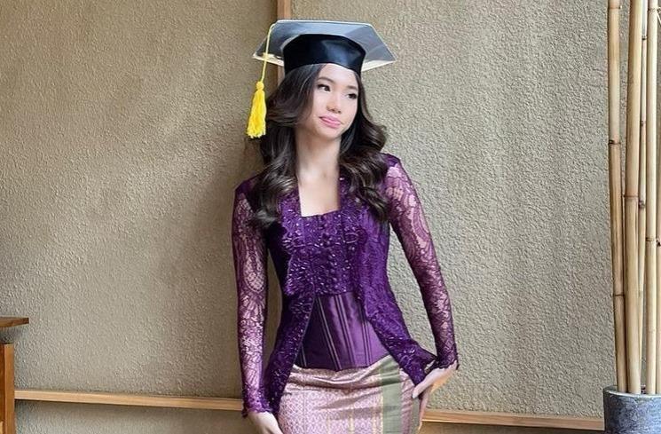 Potret Wisuda Jasmine Anak Ririn Ekawati (instagram/@ririnekawati)