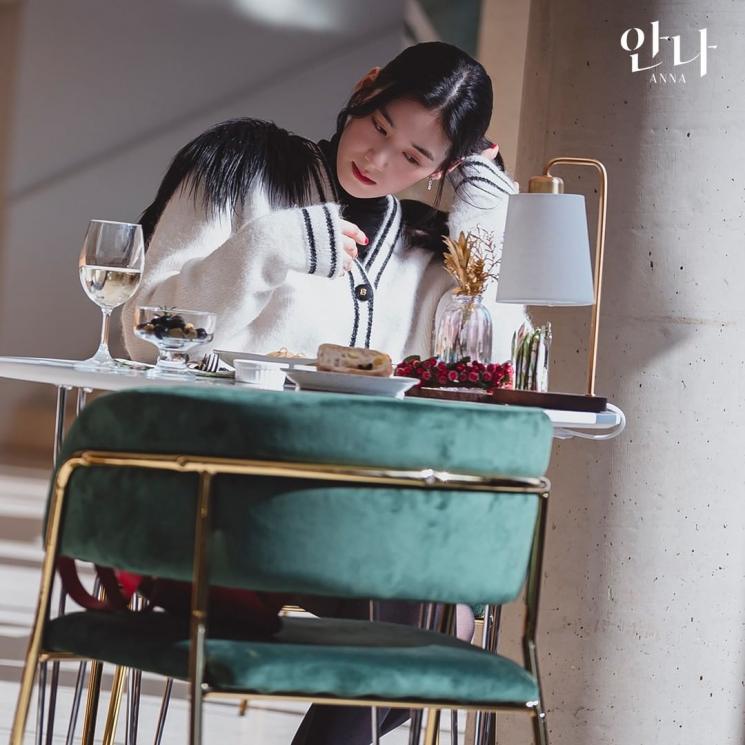 Pesona Jung Eun Chae di Anna (Instagram/@coupangplay)