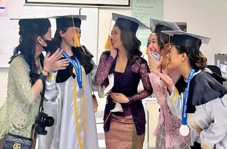 Potret Wisuda Jasmine Anak Ririn Ekawati (instagram/@ririnekawati)