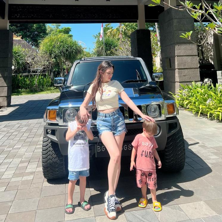 Momen single mom momong anak. (Instagram/@celine_evangelista)