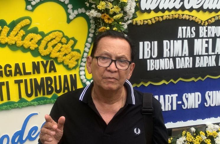 Roy Marten melayat Rima Melati di Rumah Duka RSPAD Gatot Subroto, Jumat (24/6/2022). (MataMata.com/Ficky Ramadhan)