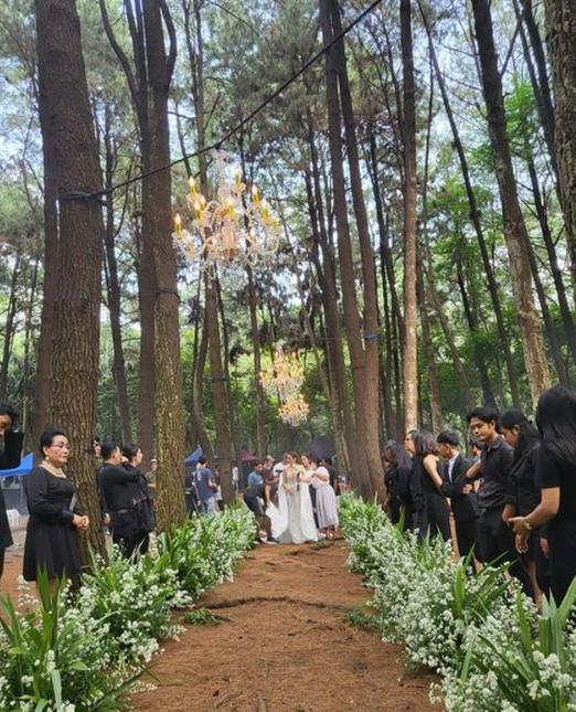 Potret Pernikahan Wulan Guritno untuk Serial Terbaru. (Instagram/nininmusa)