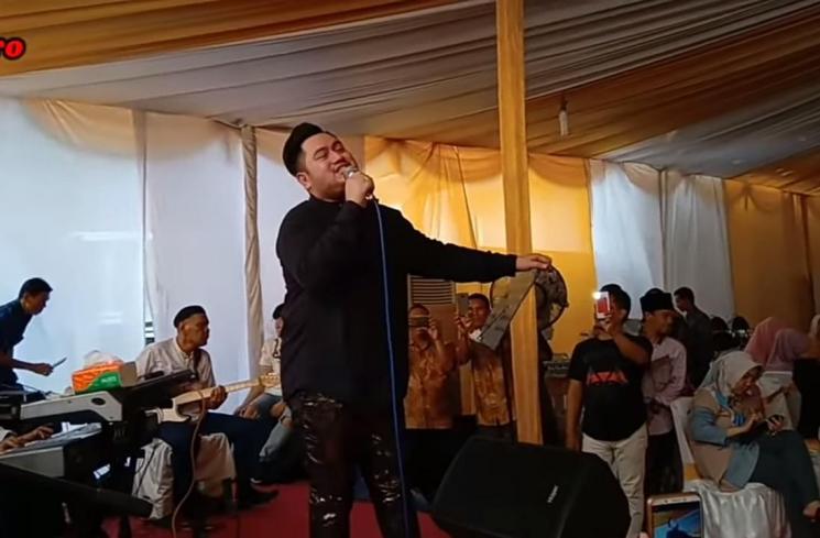 Potret Pedangdut Manggung di Hajatan Kampung(YouTube/Rahmat Tamara)