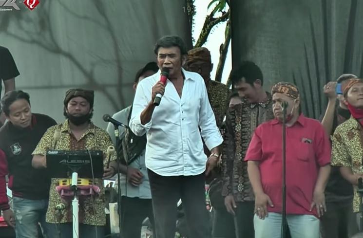 Potret Pedangdut Manggung di Hajatan Kampung(YouTube/PINK-Q STUDIO)