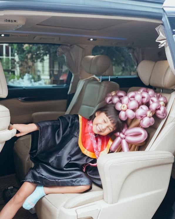 Potret Wisuda Nastusha Anak Chelsea Olivia dan Glenn Alinskie (instagram/@astusha.olivia.alinskie)