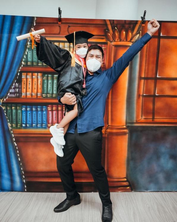 Potret Wisuda Nastusha Anak Chelsea Olivia dan Glenn Alinskie (instagram/@glennalinskie)