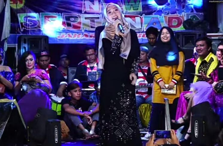 Potret Pedangdut Manggung di Hajatan Kampung(YouTube/Maxtones Pro)