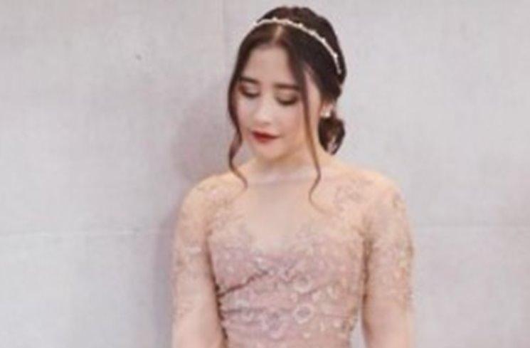 Gaya Kondangan Prilly Latuconsina. (Instagram/@prillylatuconsina96)
