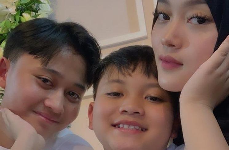 Potret Kedekatan Putri Delina dan Saudara. (Instagram/@putridelinaa)